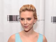 Scarlett Johansson w błękitnej sukience